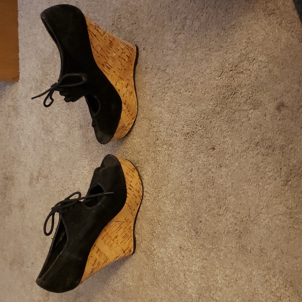 Black wedges
